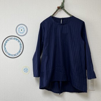 シルエットがきれいな日常服　ラウンドネックフレアブラウス　レースコットン　ネイビーの画像