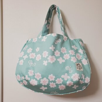 普段使いのマチたっぷりトートバッグ　北欧 花と蝶柄の画像