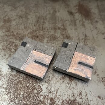 箸置き　赤土　◻︎線押刻紋　焼締&黒釉＆灰志野釉　正方形型の画像