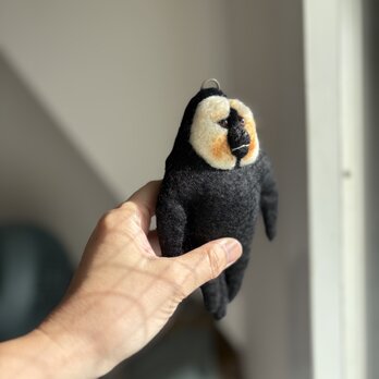 目を開けるシロガオサキのキーホルダーの画像