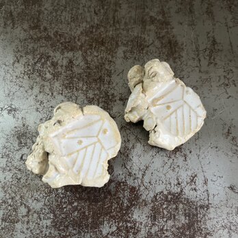 箸置き　白土　梟　幾何学印紋　白釉　土塊型の画像