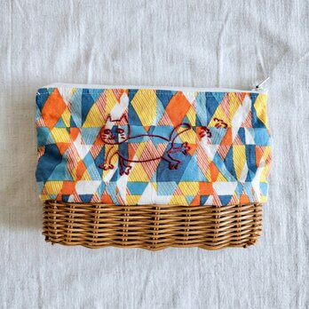 猫の手刺繍ラタンのポーチ・ペンケース【お散歩ネコ】　自然素材の手編み/一点もの