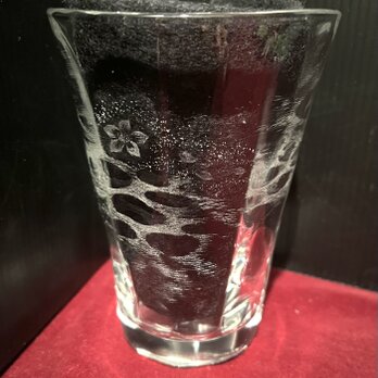 水面(みなも)に揺れる花びらのグラス〜手彫りガラス〜の画像