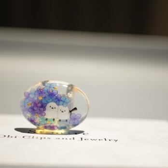 紫陽花2025 天然石オパールと紫陽花畑のシマエナガの帯留め　ポニーフック ブローチの画像