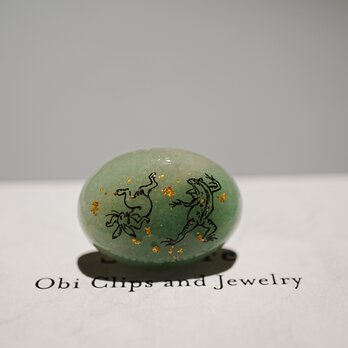 天然石グリーンアベンチュリンを使用した鳥獣戯画と金箔の帯留め ポニーフック　ブローチ