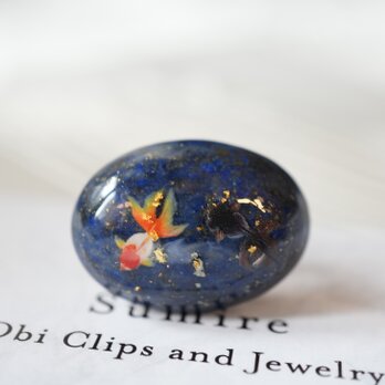 ラピスラズリと金魚の帯留め　金箔入り　ポニーフック ブローチ　の画像