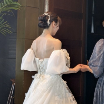 実例写真！パフスリーブ オフホワイト 取り外し袖 ソフトチュール ストレッチ 花嫁/ウェディングドレスの画像