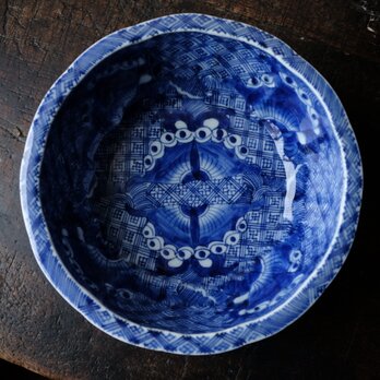 向かい蝶々が素敵◆伊万里　蝶文ベロ藍染付鉢　骨董・antiques 碗　暮らしに。明治期の画像