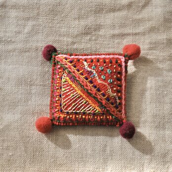 カラフル刺繍のポンポン四角ブローチ　赤系の画像