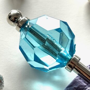 かんざし　多角形カットのクリアビーズ　水色　青　ブルー　一本挿し　一本簪　夏　シンプル　カジュアル　洋風の画像