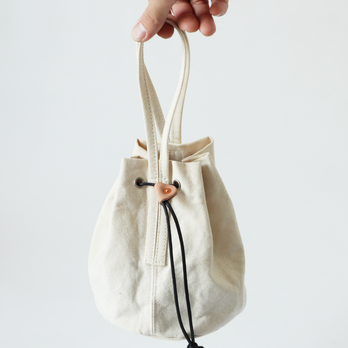 draw string bag ecruの画像