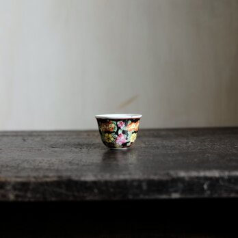 黒にカラフルな花尽くし◆中国製造　色絵金彩小ぶり猪口（茶杯）　煎茶茶器　シノワズリ　チャイナレトロ　b1の画像