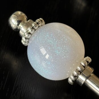 かんざし　星雲の様なグリッタービーズ　白　ホワイト　雪　氷　キラキラ　一本挿し　一本簪　シンプル　洋風の画像