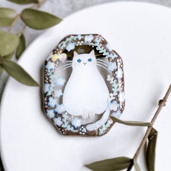 ブルーの花と白ねこのブローチ　ステンドグラスブローチの画像