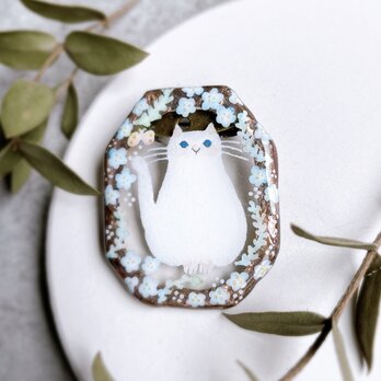 ブルーの花と白ねこのブローチ　ステンドグラスブローチの画像