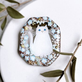 ブルーの花と白ねこのブローチ　ステンドグラスブローチの画像