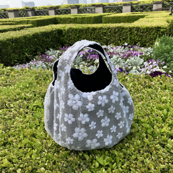 白いお花バッグの画像