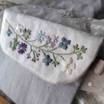 野の花*手刺繍*ミニポーチ*グレイッシュブルーの画像