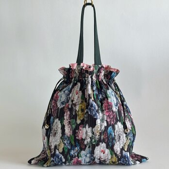pleats floral drawstring bagの画像