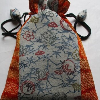 ８２１５　絞りと花柄の着物で作った巾着袋　＃送料無料の画像
