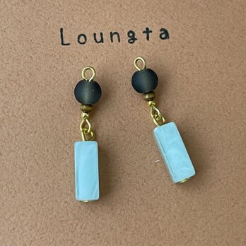 グレーガラスビーズとライトブルーアクリルスティックの小ぶりピアス 軽くてつけているのを忘れるくらいですの画像