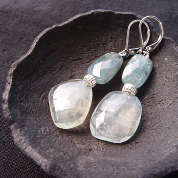 【SV】Kyanite × Prehnite Earrings ／スカイブルーカイヤナイト×プレナイト フレンチピアス（L）の画像