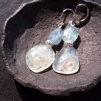 【SV】Kyanite × Prehnite Earrings ／スカイブルーカイヤナイト×プレナイト フレンチピアス（S）の画像