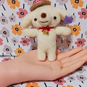 羊毛フェルト　　チェックリボンの麦わら帽子の 白い可愛いわんちゃんの画像