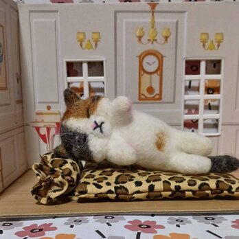 おねんね三毛猫 　寝具付き　羊毛フェルトの画像