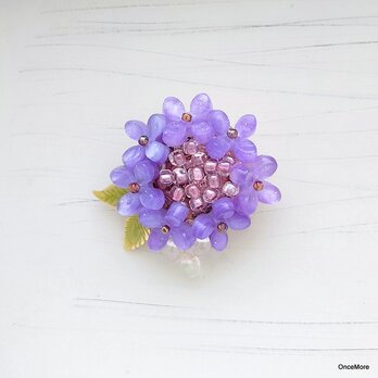 雨後の紫陽花のブローチ（ガク咲き・パープル）の画像