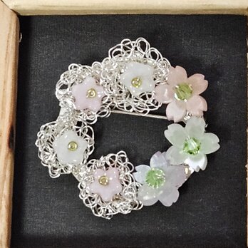 桜花のリースブローチの画像