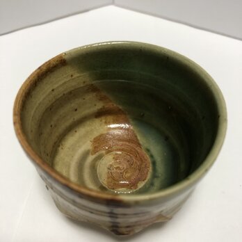 陶器製の酒器 黄瀬戸と織部に侘び寂びを感じる伝統的な風合いのぐい呑み。40ml程度で飲みきりサイズのお猪口にもの画像