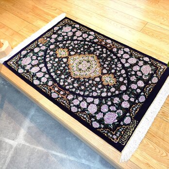 ペルシャ絨毯クム産シルク　薔薇　タバタバイ工房　玄関マット　ラグ　88x61cm ネイビー パープル　PM5451の画像