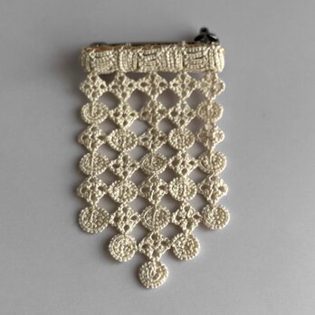 勲章みたいなレースのブローチ きなり | tatting laceの画像
