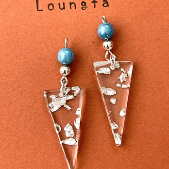 ターコイズチェコビーズとシルバーアクリルチャームの大ぶりピアス 夏ピアスの画像