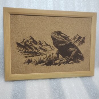 A4コルクシート　フトアゴヒゲトカゲと山の画像