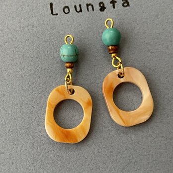 限定1‼️ターコイズピアス  ターコイズとベージュアクリルチャームの小ぶりピアス 夏ピアスの画像