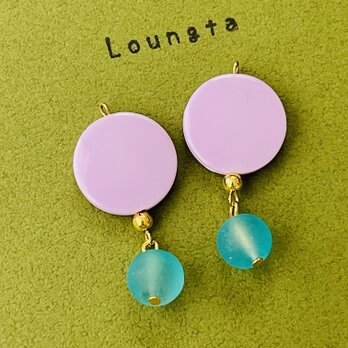 ライトパープルとブルーガラスビーズのカラフルピアス 夏ピアス 個性派ピアスの画像