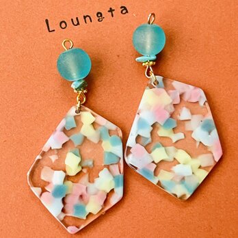 限定1‼️ブルーガラスビーズとアクリルドットチャームの大ぶりピアス 夏ピアス 個性派ピアスの画像