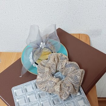 お花ビジュー付きヘアゴム＆ふんわりベージュレースのシュシュのセットの画像