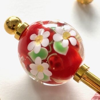 かんざし　苺の花のとんぼ玉　赤　レッド　いちご　イチゴ　春　蜻蛉玉　トンボ玉　一本簪　一本挿しの画像