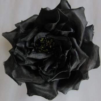 シルクの黒バラコサージュ（花芯黄×黒）の画像