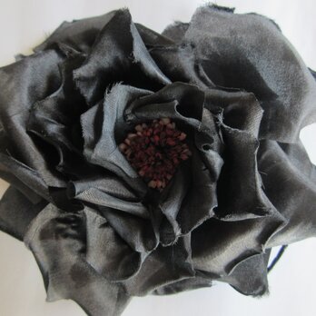 シルクの黒バラコサージュ（花芯赤×白）の画像