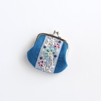インド刺繍リボンの手のひらがま口ポーチ　ブルーの画像