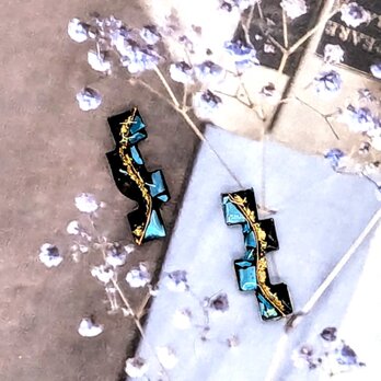 24k金箔が流れる黒漆にブルー螺鈿の４つのスクエアのピアスイヤリング【2183】面長の画像