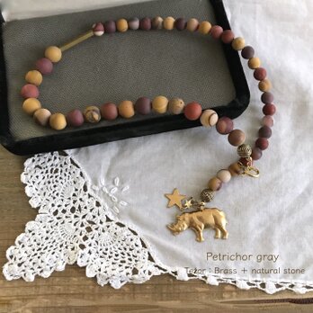 Teżor：サイと星とムーアカイトの首飾り [ Brass Rhinoceros and Mookaite Necklace ]の画像