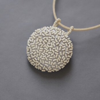 ビーズ刺繍のミラーネックレス　4　裏面ミラー　ペンダント　母の日　敬老の日　ギフト　サテン　一点もの　ホワイトの画像