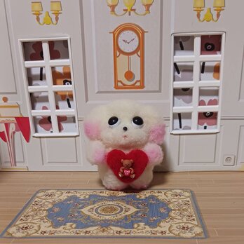 羊毛フェルト 小さなピンクに染まったマルチーズハートには小さなクマさんの画像
