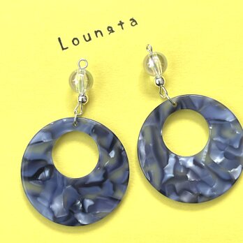 クリアとネイビーアクリルチャームの大ぶりピアス 軽いピアス 夏ピアスの画像