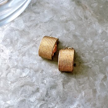 Y1119-ヴィンテージイヤリング U.S.A. 1980s Gold Tone Textured Harf Foopsの画像